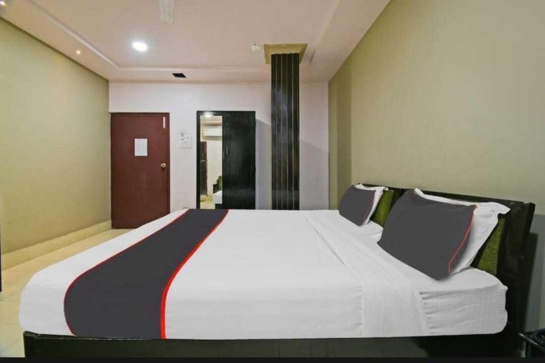 Collection O Megha Resort Джорхат Экстерьер фото